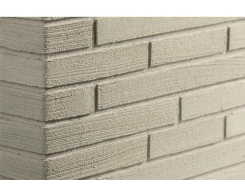 Gestructureerde steenstrips in baksteenlook op een hoek met horizontale groeven.