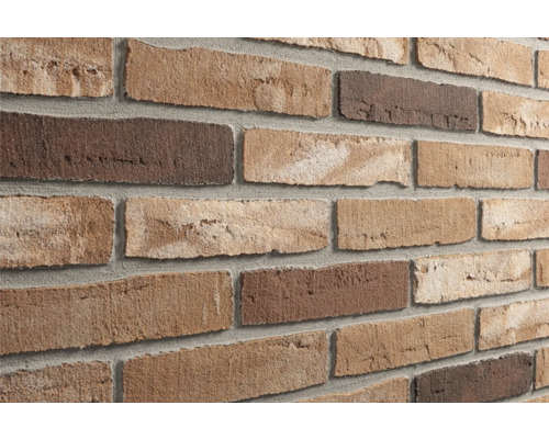 Steenstrips met baksteenlook en ruwe structuur in diverse bruintinten.