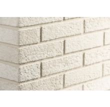 Steenstrip met baksteenlook en een ruwe, gestructureerde afwerking op een hoek.