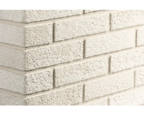 Steenstrip met baksteenlook en een ruwe, gestructureerde afwerking op een hoek.