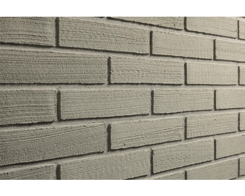 Wandbekleding in baksteenlook met horizontaal gestructureerd, geribbeld oppervlak.