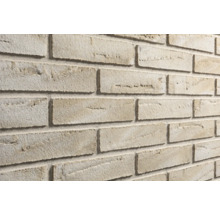 Steenstrips met baksteenlook en een gestructureerd oppervlak in beige.