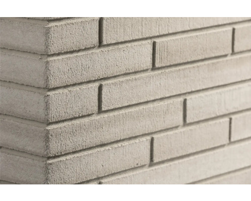 Steenstrips met een gestructureerd oppervlak voor wandbekleding.