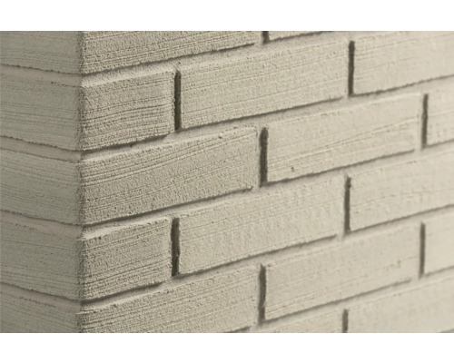 Steenstrips met baksteenlook en fijn gestructureerd oppervlak aan een muurhoek.