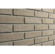 Getextureerde steenstrips in baksteenlook voor decoratieve wandbekleding.