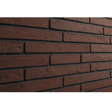 Steenstrip in smal langformaat met gestructureerd oppervlak in donkere baksteenlook.