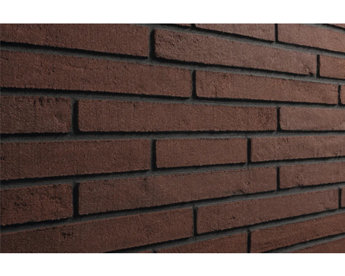 Steenstrip in smal langformaat met gestructureerd oppervlak in donkere baksteenlook.