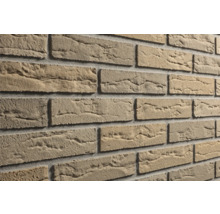 Steenstrips in baksteenlook met een grove structuur en zichtbare voegen.