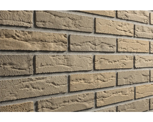 Steenstrips in baksteenlook met een grove structuur en zichtbare voegen.