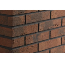 Roodbruine steenstrips in baksteenlook met een gestructureerd oppervlak en donkere voegen op een hoek.