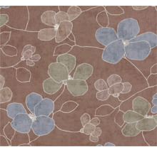 Vliesbehang met groot bloemenpatroon, gestileerde bloemen in blauw en groen op bruine gestructureerde ondergrond.