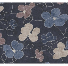 Vliesbehang met bloemenpatroon in blauw, beige en roze met grote bloemen en fijne lijnen.