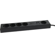 Zwarte stekkerdoos 5-voudig met schakelaar, twee USB-A-poorten en een USB-C-poort.