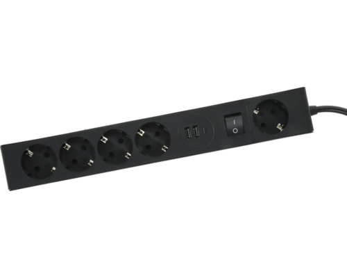 Zwarte stekkerdoos met vijf stopcontacten, twee USB-A-poorten, één USB-C-poort en een aan-uitschakelaar.
