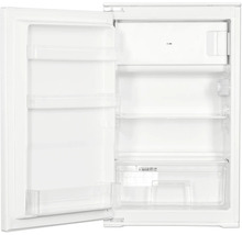 Witte inbouwkoelkast met geopende deur, interieur met legplateaus, vriesvak en groentelade.