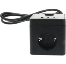 Zwarte kubusvormige stekkerdoos met één stopcontact, twee USB-poorten, aan-uit-schakelaar en netsnoer.