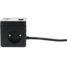 Zwarte stekkerdoos kubus met stopcontact, USB-poorten en een zwart snoer.