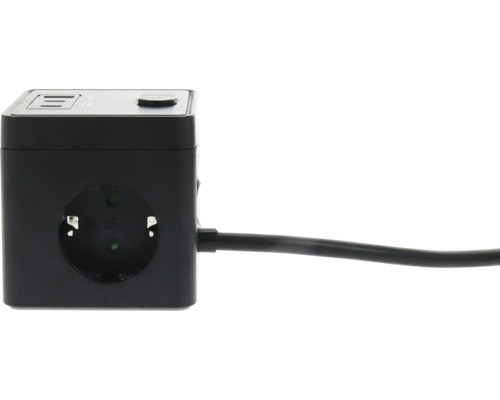 Zwarte stekkerdoos kubus met stopcontact, USB-poorten en een zwart snoer.