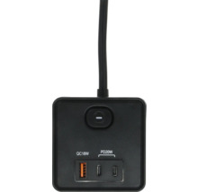 Zwart laadstation met stroomkabel, één USB-A-poort QC 18 Watt, twee USB-C-poorten PD 20 Watt en een aan-uit-schakelaar.
