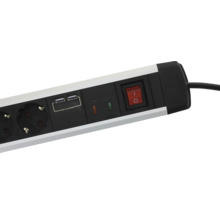 Stekkerdoos met twee USB-laadpoorten, verlichte tuimelschakelaar en statusindicatielampjes.