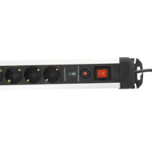 Stekkerdoos met overspanningsbeveiliging, overbelastingsbeveiliging en verlichte aan en uit schakelaar.