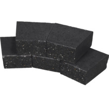 Antracietkleurige trapeziumvormige betonnen klinkers voor het aanleggen van cirkelvormige paden in de tuin.