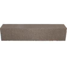 Rechthoekige grijze betonsteen met een ruw oppervlak.