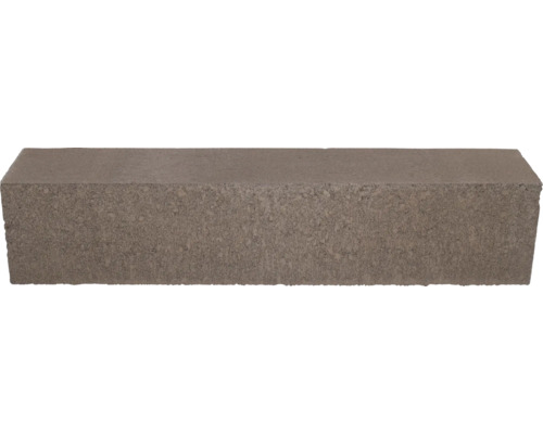 Rechthoekige grijze betonsteen met een ruw oppervlak.