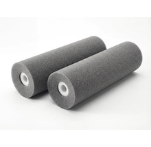 Twee grijze schuimrollers met een witte kern voor schilderwerk.