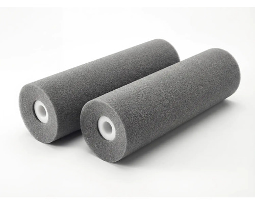 Twee grijze schuimrollers met een witte kern voor schilderwerk.