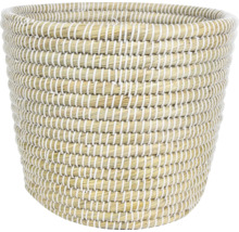 Ronde gevlochten mand van zeegras met witte koordbinding.