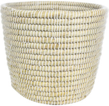 Ronde gevlochten opbergmand van zeegras met witte details.