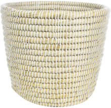 Gevlochten mand van zeegras met witte koordbinding.