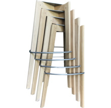 Stapelbare barkrukken van licht hout met ronde metalen voetensteunen.
