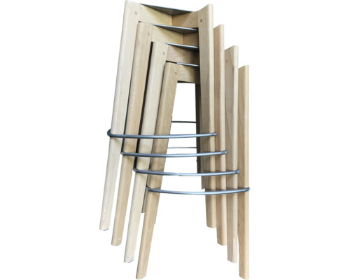 Stapelbare barkrukken van licht hout met ronde metalen voetensteunen.