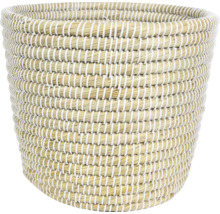 Gevlochten mand van zeegras met witte wikkeling.