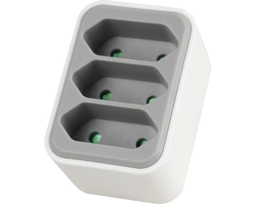 Drievoudige stopcontactadapter voor Eurostekkers van kunststof in wit en grijs.