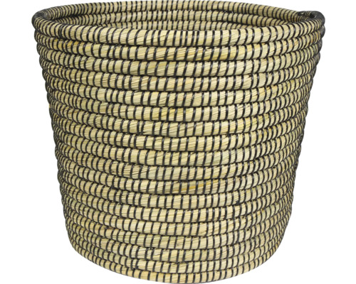 Gevlochten mand van natuurlijk materiaal met zwarte accenten voor opslag.