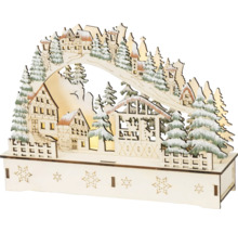 Houten kerstboog met winters dorpsmotief, besneeuwde dennenbomen en sterrendecoratie op de voet.