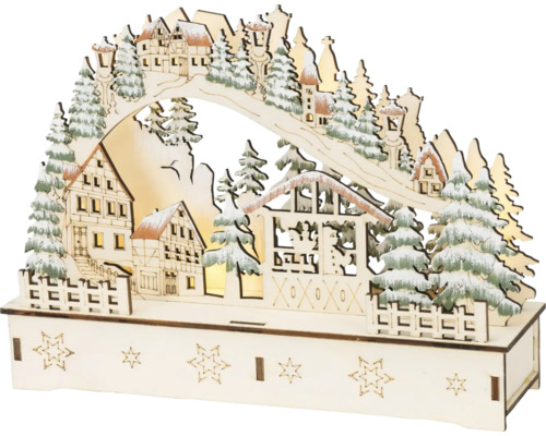 Houten kerstboog met winters dorpsmotief, besneeuwde dennenbomen en sterrendecoratie op de voet.