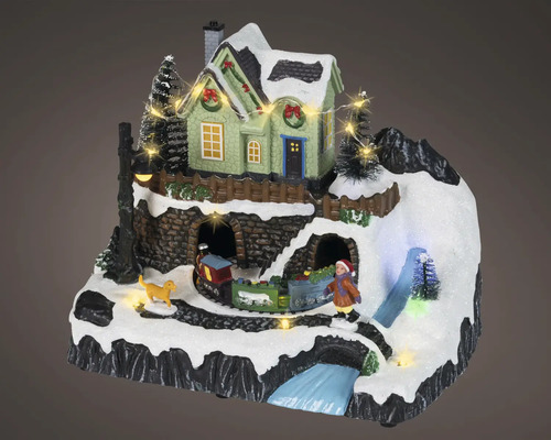 Kerstminiatuurdorp met verlicht huis, rijdende trein, kind, hond en besneeuwd berglandschap.