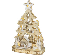 Verlichte houten kerstboom met een decoratief winterlandschap, kleine huisjes en een grote ster op de top.