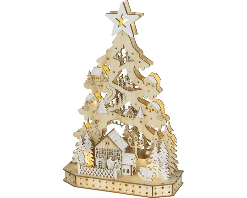 Verlichte houten kerstboom met een decoratief winterlandschap, kleine huisjes en een grote ster op de top.