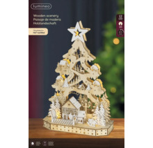 Lumineo Logo. Kerstboom van FSC-gecertificeerd hout met 12 warmwitte lampjes, winterdorp tafereel, op batterijen met timer voor binnenshuis.