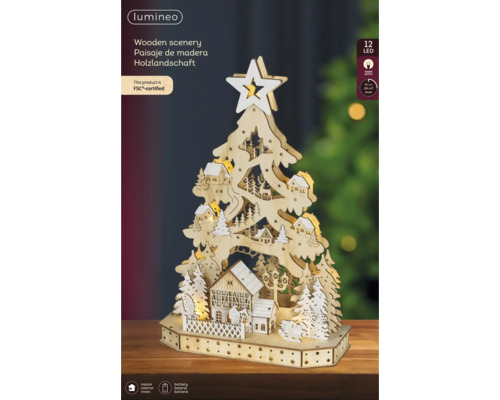 Lumineo Logo. Kerstboom van FSC-gecertificeerd hout met 12 warmwitte lampjes, winterdorp tafereel, op batterijen met timer voor binnenshuis.
