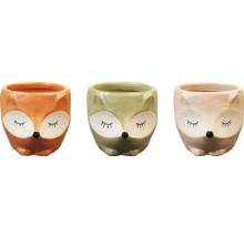 Drie kleine keramieken sierpotten in de vorm van een vos in de kleuren oranje, groen en beige met gesloten ogen.