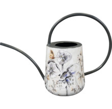Witte metalen gieter met bloemen- en vlinderpatroon, lange grijze tuit en cirkelvormig handvat.