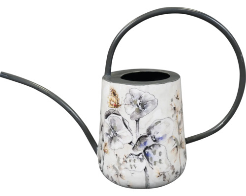 Witte metalen gieter met bloemen- en vlinderpatroon, lange grijze tuit en cirkelvormig handvat.