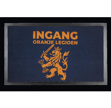 Deurmat met tekst Ingang Oranje Legioen en leeuwenembleem, blauw-oranje.