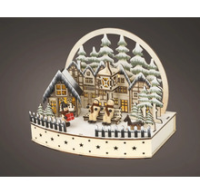 Verlicht houten kerstdorp met besneeuwde huizen, dennenbomen en figuren.